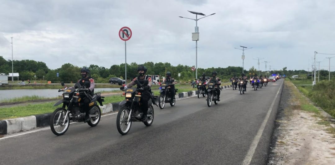 pastikan vaksin dalam keadaan aman brimob kalteng laksanakan pengawalan 18089