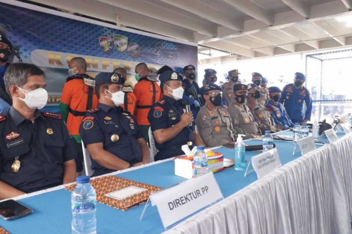 patrol boat of the directorate of water and air police of security maintenance agency of indonesian national police seized 1 ton of fish and four vietnam flagged fishing boats 41613