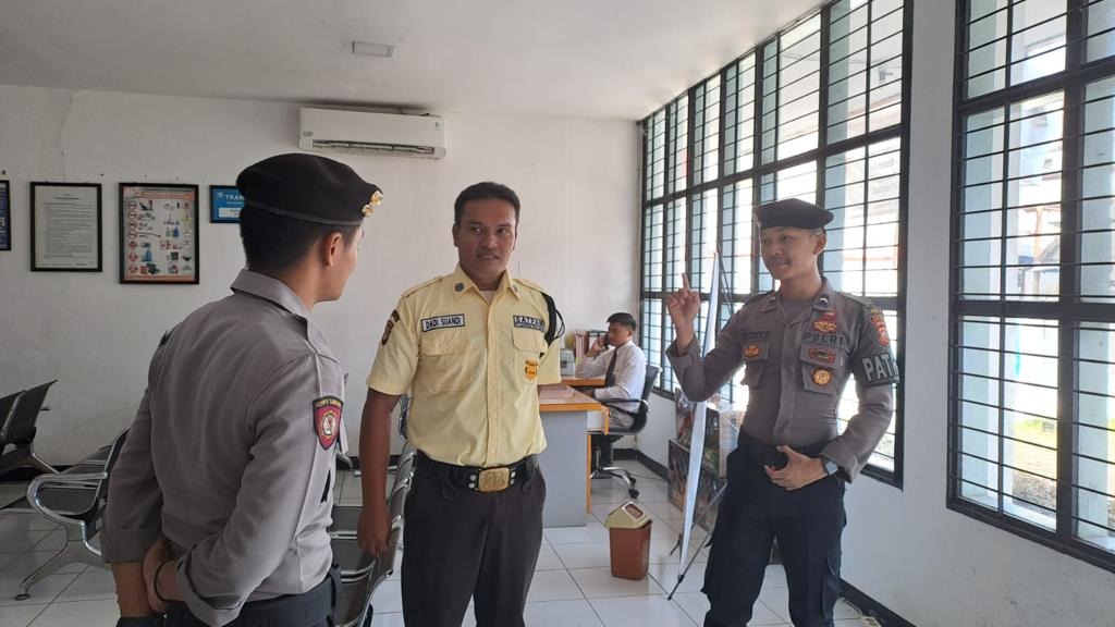 patroli dialogis satsamapta polres banjar imbau satpam jasa pengiriman paket 57922