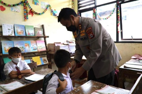 peduli anak sekolah kapolda banten bagikan ratusan perlengkapan sekolah di sdn ujung tebu 9964