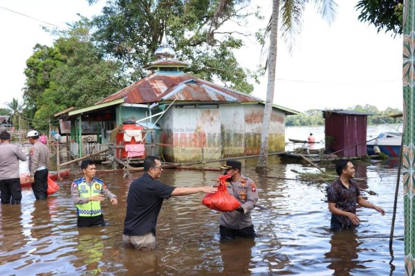 peduli banjir polres sekadau salurkan paket sembako 50722
