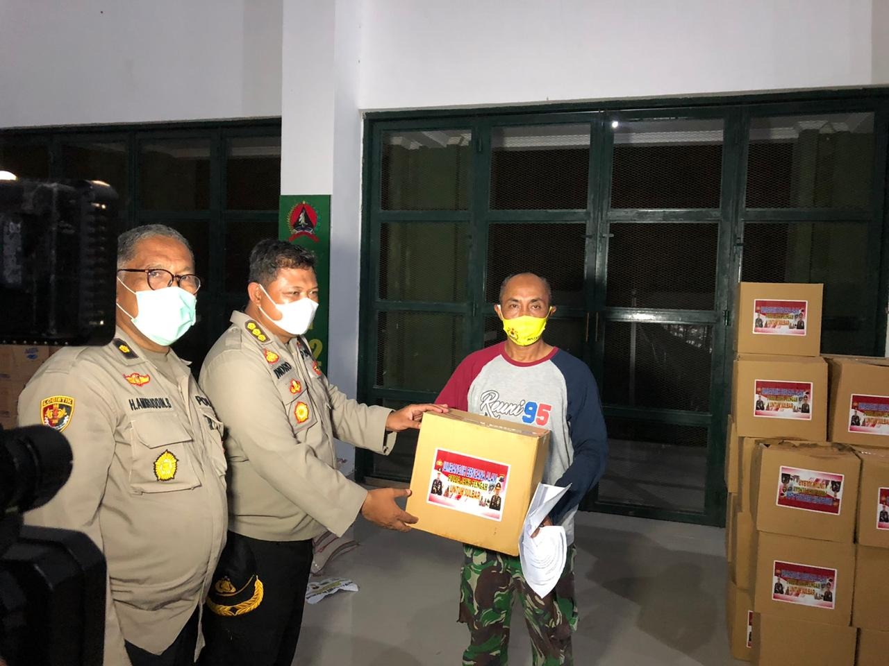 peduli bencana polda jateng kirimkan ribuan bingkisan ke sulbar 36688