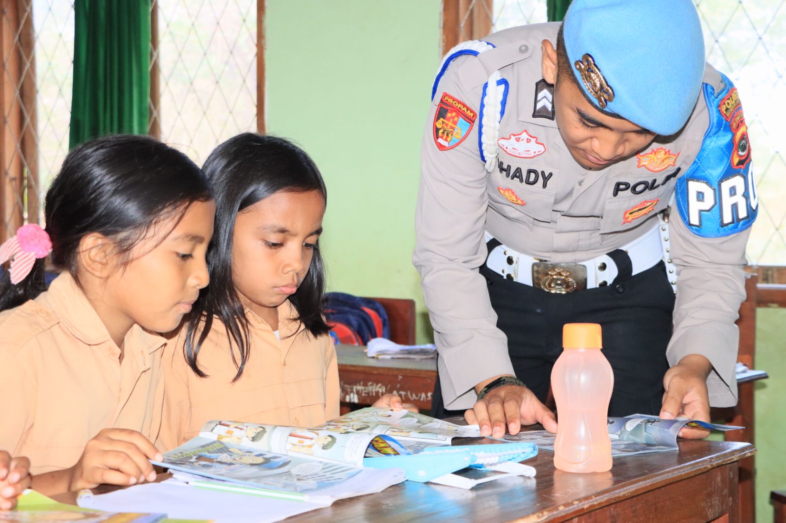 peduli budaya literasi kapolres mabar bagikan 600 eksemplar buku di labuan bajo 63841