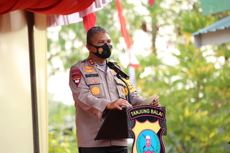 peduli covid 19 kapolda sumut beri bantuan sembako dan bibit jagung di tanjung balai 35089