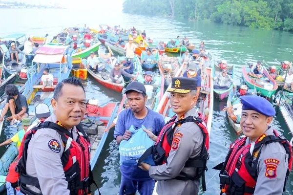 peduli dampak kenaikan bbm polda kaltim gelar baksos pada nelayan 49654