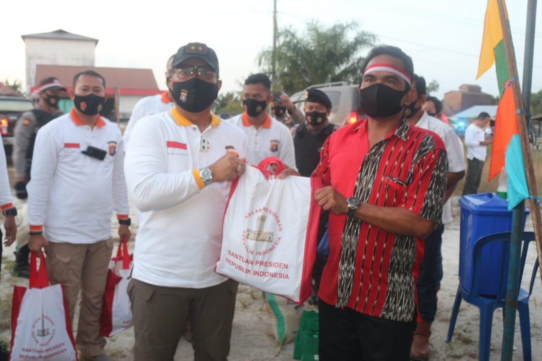 peduli kapolda kalteng bagikan kembali 100 paket sembako kepada masyarakat 11345