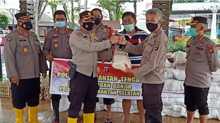 peduli kemanusiaan polda kalteng distribusikan beras 2 ton untuk korban banjir 36680