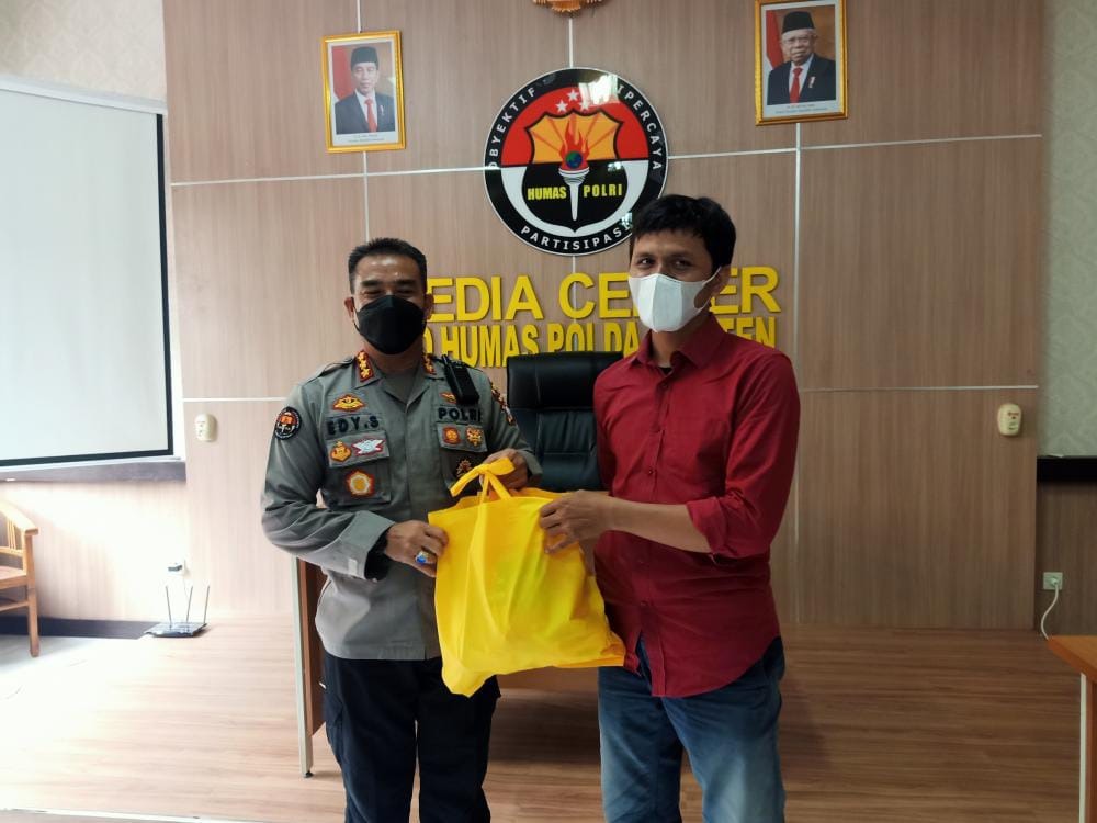 peduli kepada wartawan di tengah ppkm level iv berlansung polda banten bagikan ratusan paket sembako 26515