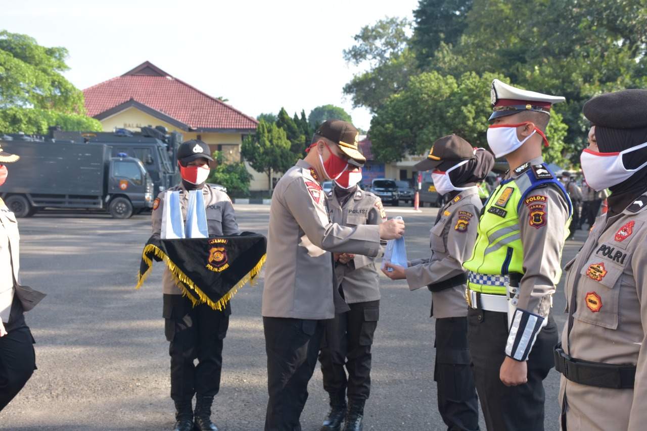 peduli kesehatan kapolda berikan bantuan masker dan vitamin bhayangkari peduli kepada personel polda jambi 11046
