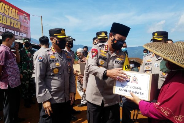 peduli korban banjir dan longsor kapolda gelar bakti sosial di lebak banten 36787