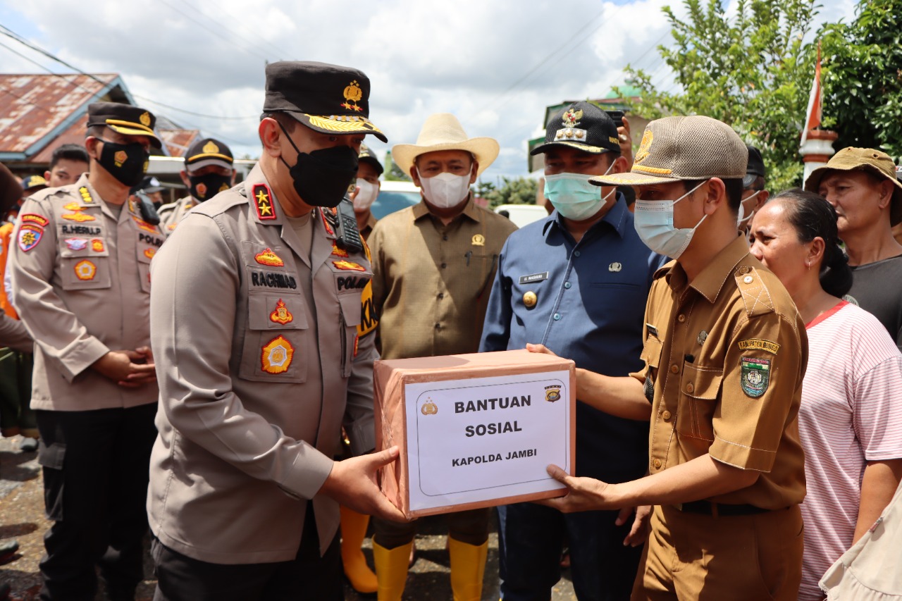 peduli korban banjir kapolda jambi turun langsung bagikan bantuan ke korban banjir di bungo 22679