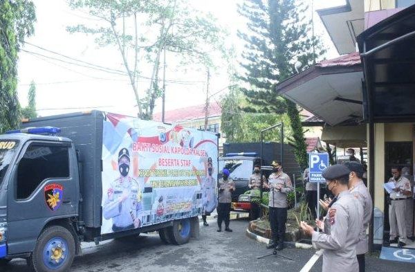 peduli korban banjir polda kalsel distribusikan ribuan paket sembako di hulu sungai tengah 18027