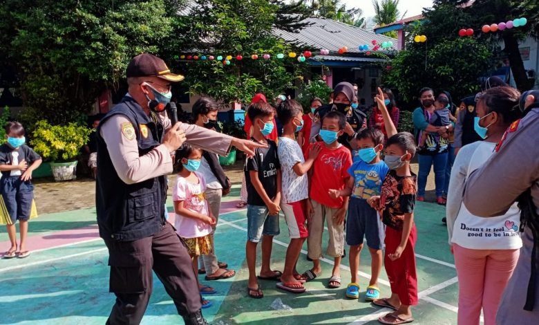 peduli korban bencana alam polda sumut berikan kegiatan trauma healing serta bantuan pada para korban 32873