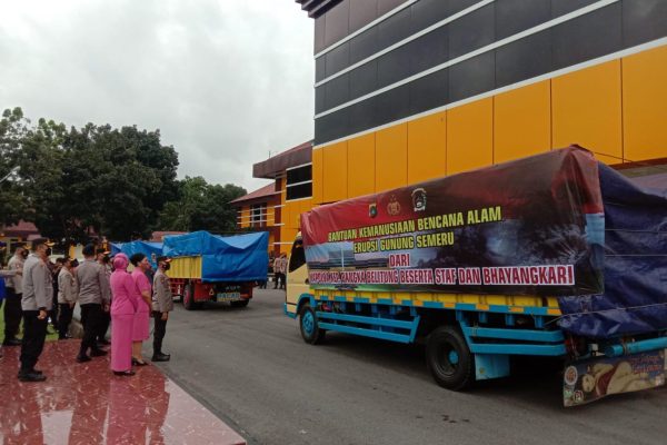 peduli korban erupsi gunung semeru polda babel bersama bhayangkari salurkan bantuan paket sembako dan logistik 25354