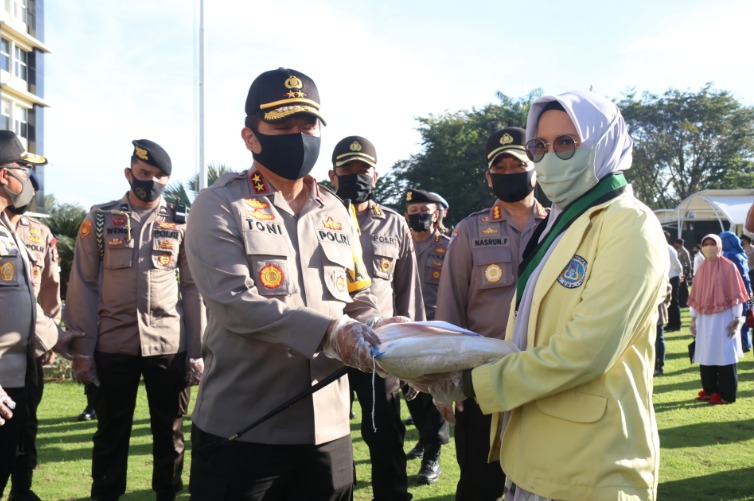 peduli masyarakat kapolda sumbar salurkan bantuan 10 ton beras kepada masyarakat terdampak covid 19 11049