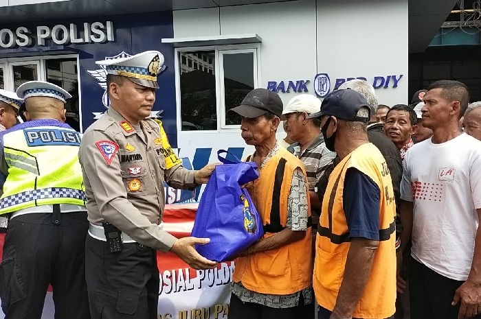 peduli masyarakat polda diy bagikan paket sembako pada masyarakat 65770