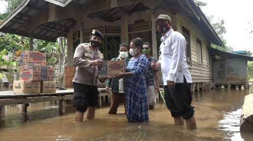 peduli masyarakat polda kalteng berikan bantuan korban banjir di desa keruing 36521