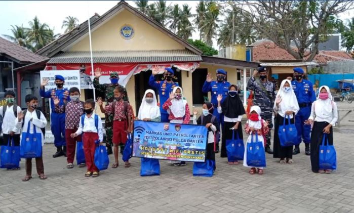 peduli pendidikan polda banten beri fasilitas jaringan internet gratis bagi pelajar 36511