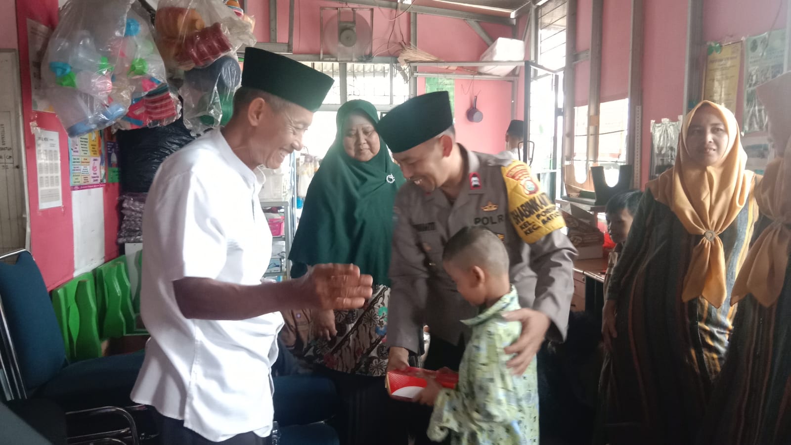 peduli sesama aiptu exwanto anggota polsek batuceper mengasuh 95 anak yatim piatu dan lansia 82963