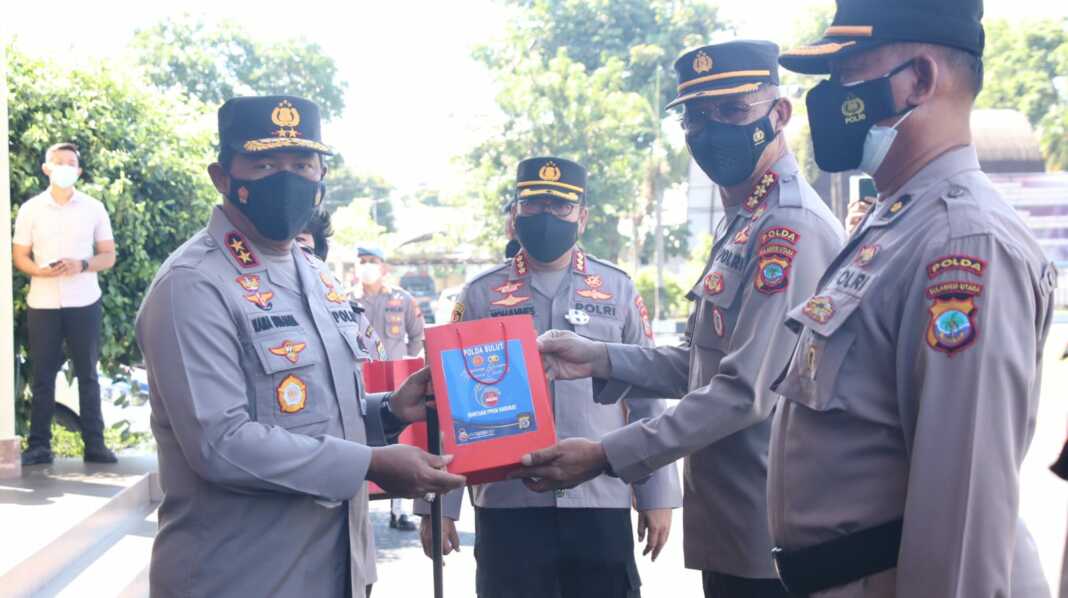 peduli terhadap kesehatan anggota kapolda sulut serahkan bantuan obat dan apd bagi personel polri 26637