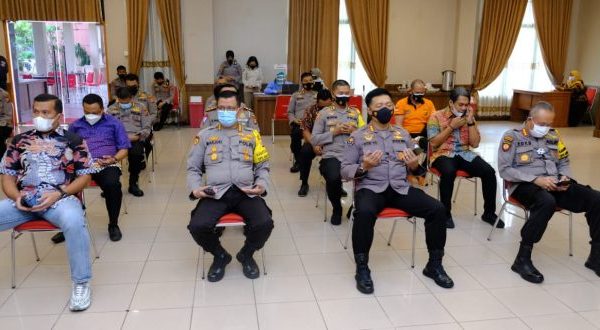 pejabat utama polda kaltim terima suntikan vaksin covid 19 30654