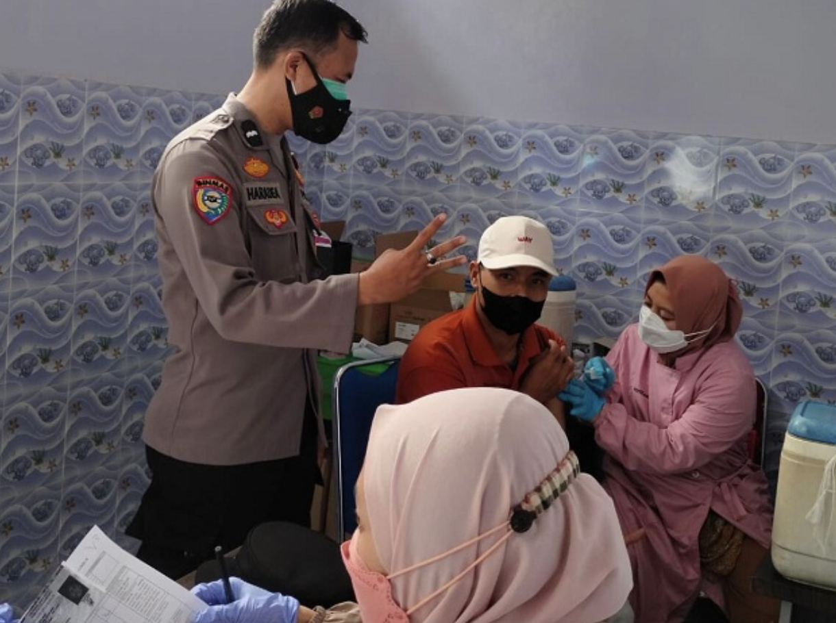 pelaksanaan vaksinasi di puskesmas jelekong dalam pantauan polresta bandung 37248
