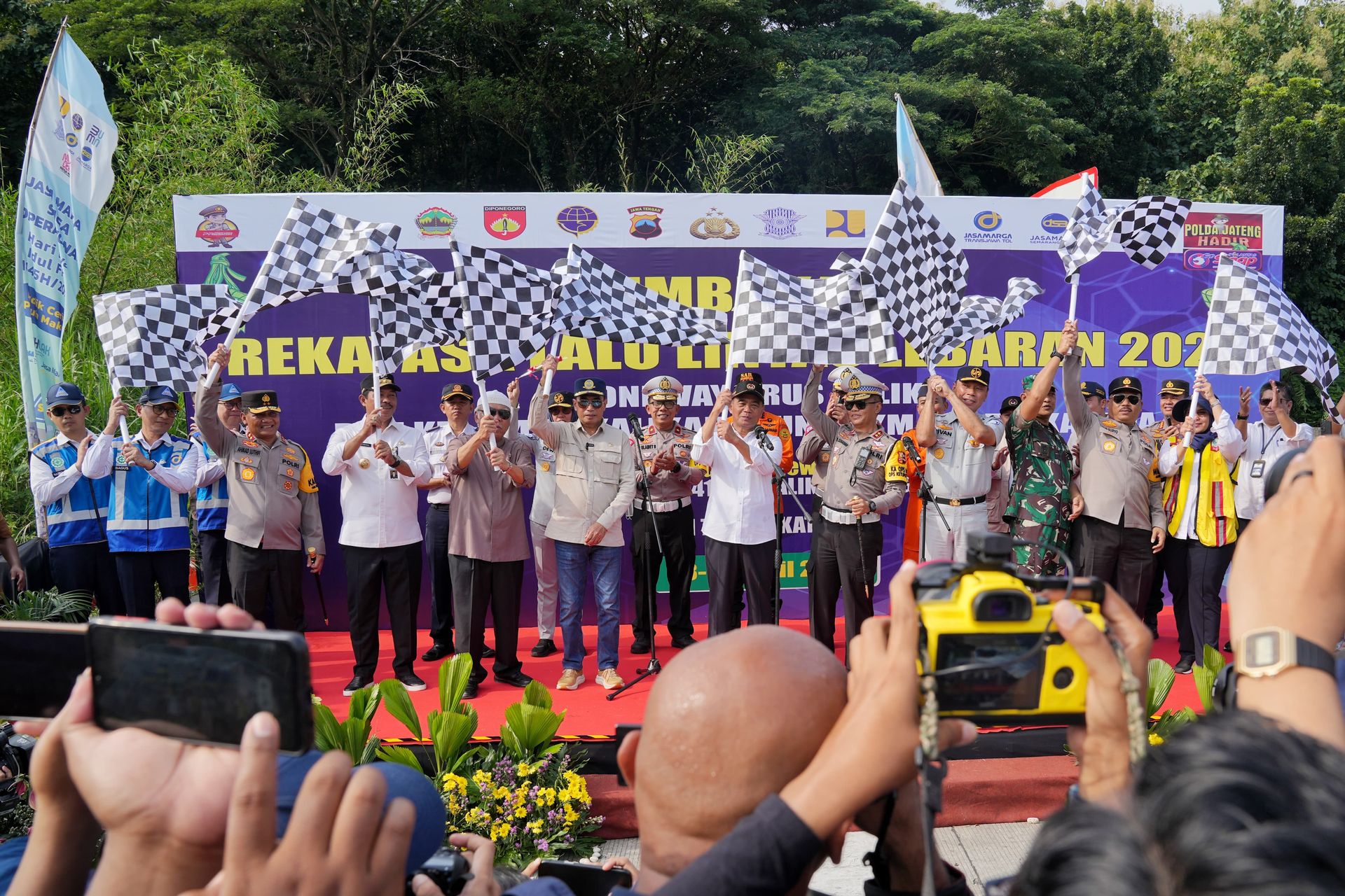 pelepasan one way km 414 tol kalikangkung km 72 tol cipali kakorlantas imbau pemudik jaga toleransi sesama pengendara 72584