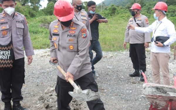 peletakkan batu pertama perumahan bhayangkara oleh kapolda papua barat 9077