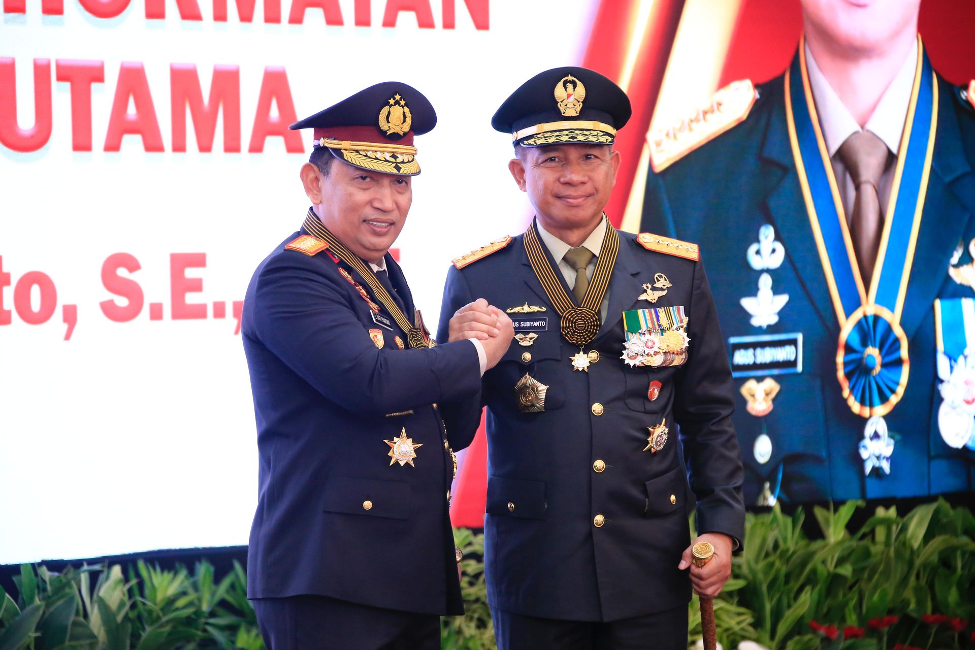 pemberian tanda kehormatan bintang bhayangkara utama bbu wujud komitmen kokohnya sinergisitas tni polri selama ini 79548