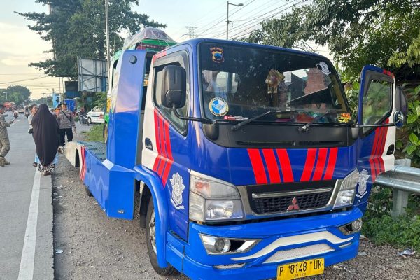 pemudik asal jakarta yang mogok di mojokerto akhirnya dapat kembali ke kampung halaman setelah bajainya dinaikan towing polisi 72654