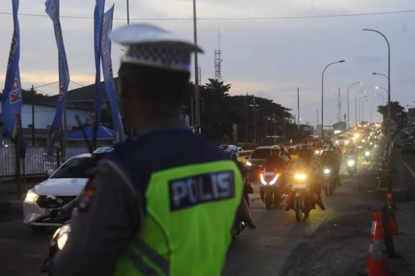 pemudik yang menggunakan motor dapat pengawalan polisi dari pelabuhan merak 72592
