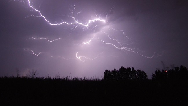 peneliti meteorologi sebut fenomena petir mematikan di stadion siliwangi 70062
