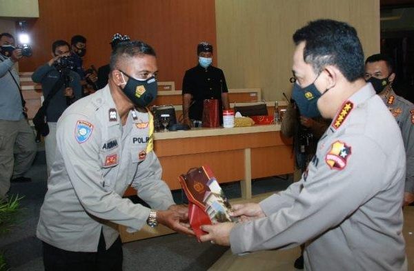 pengabdian tanpa batas dua personel polda bali diganjar penghargaan oleh kapolri 30459