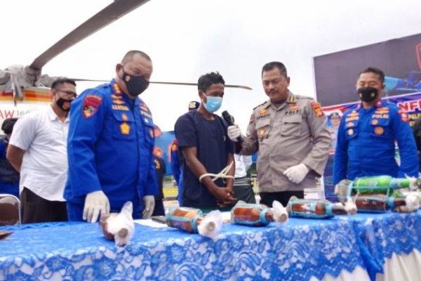 pengebom ikan asal lombok timur ditangkap polairud di selat alas 22860