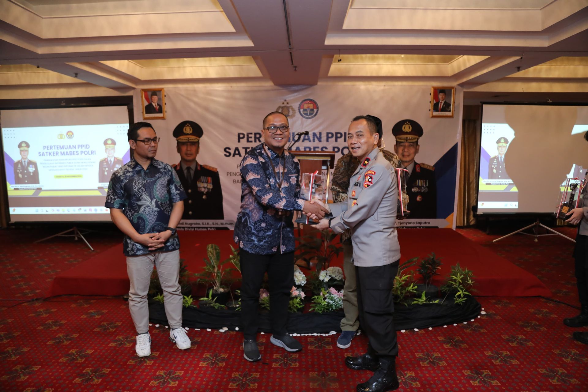 peningkatan kemampuan dalam menyukseskan pilkada dan menuju badan publik informatif 81112