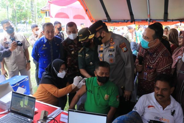 penjabat walikota pekanbaru dan kapolda riau membuka kegiatan vaksinasi 50025