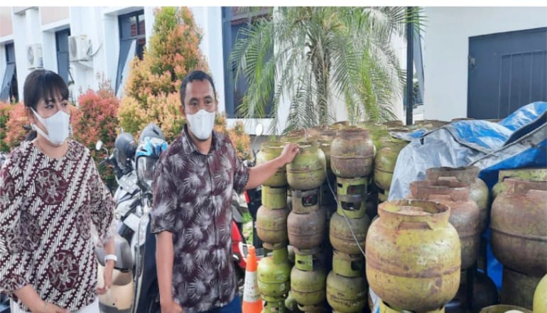penjualan di atas het polda kalsel sita ratusan tabung elpiji 3kg 26974