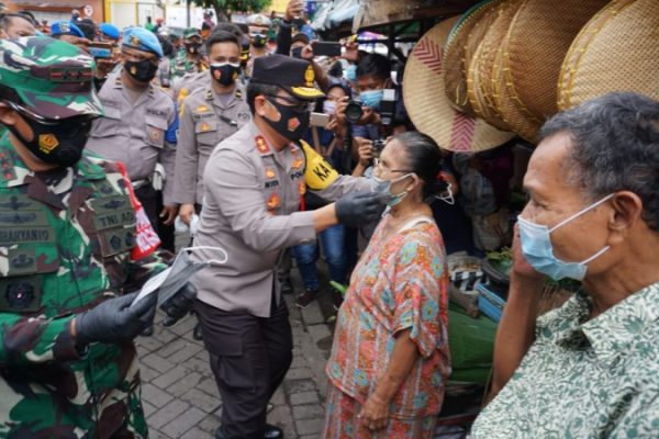 pentingnya protokol kesehatan kapolda jatim dan pangdam v brawijaya pakaikan masker pada pedagang pasar simo 11904