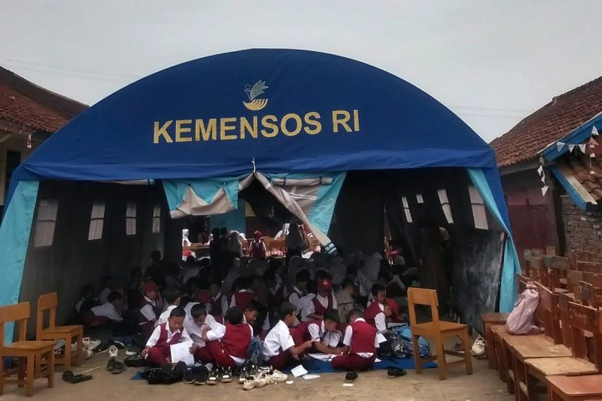 penuhi kebutuhan pendidikan pasca gempa di bandung kemensos dirikan sekolah darurat untuk anak anak 79245