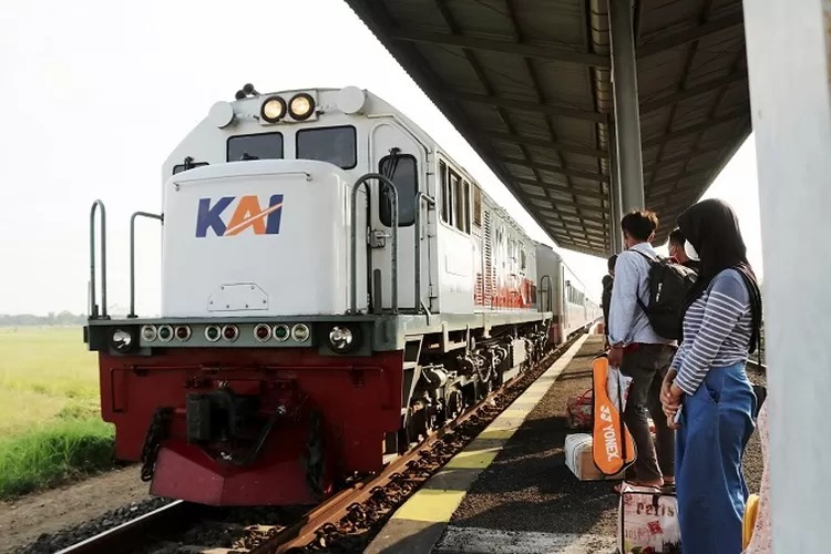 penumpang kereta api jarak jauh naik 51 persen saat long weekend 78858