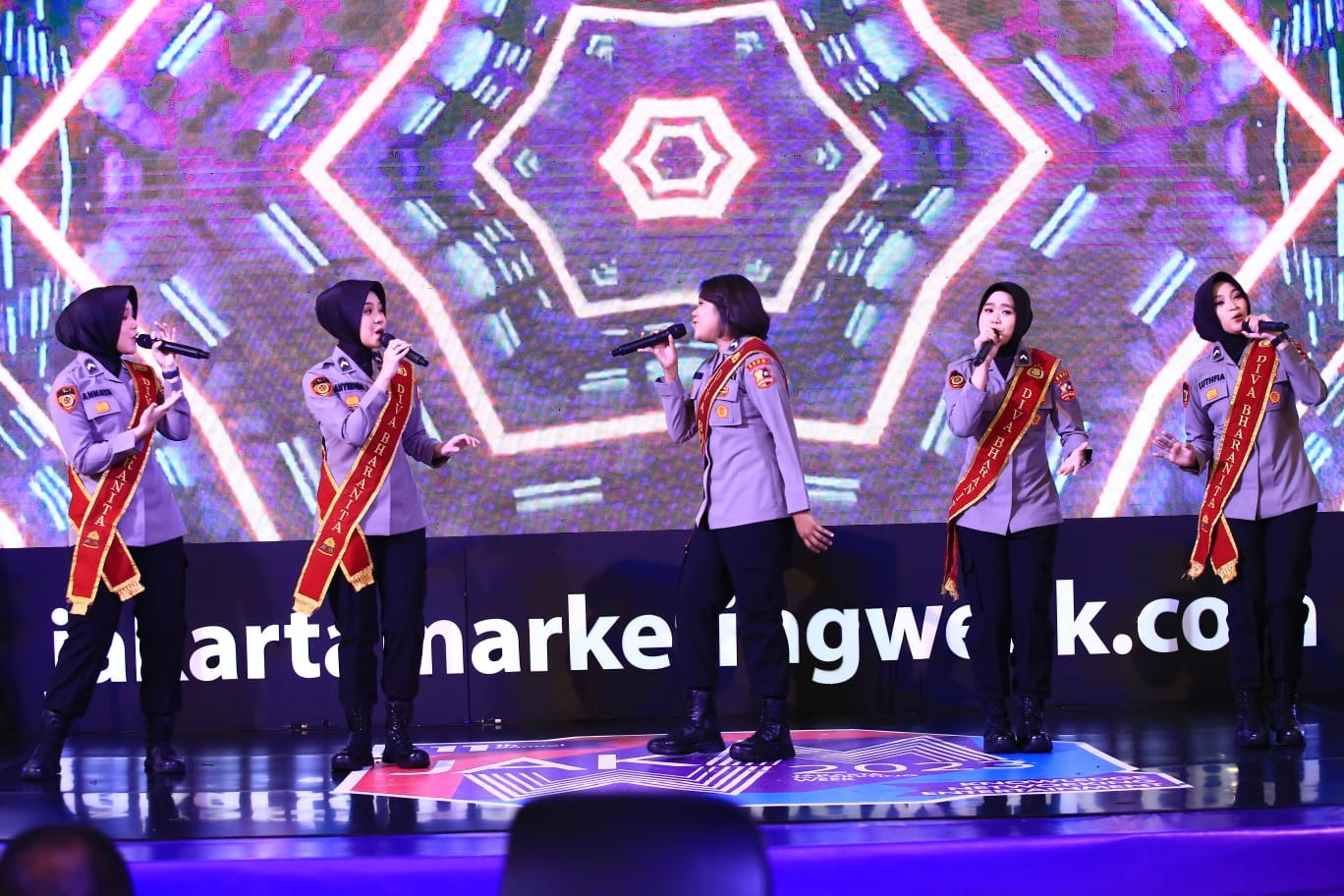 penyanyi polwan dan band polri meriahkan closing ceremony of the 11th jakarta marketing week 2023 59804