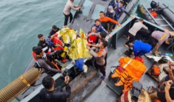 penyelam polri temukan bagian tubuh korban dan serpihan pesawat sriwijaya air 11817