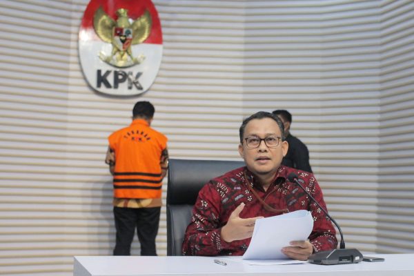 penyidik kpk sita bukti dugaan korupsi pt taspen 71232