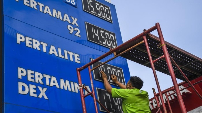 per 1 oktober harga pertamax turun jadi rp 13 900 per liter 50269