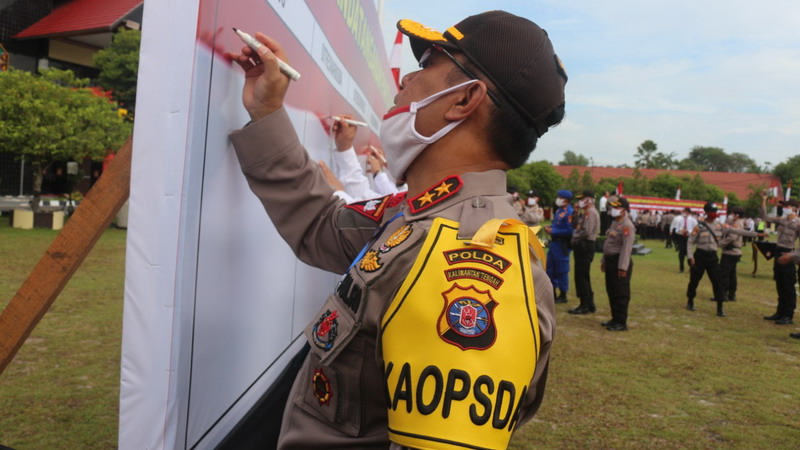 perangi narkoba kapolda kalteng pimpin apel penandatanganan pakta integritas anti narkoba 34557
