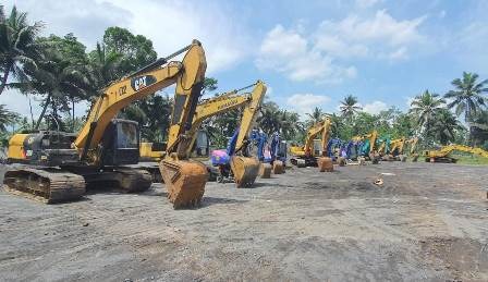 percepat evakuasi korban erupsi gunung semeru polda jatim turunkan sebanyak 14 alat berat 25327