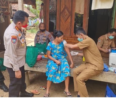percepat herd immunity polda banten vaksinasi 50 orang masyarakat di kampung cipeundeuy 13368