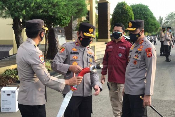 percepat pemadaman titik api kapolda dan wakapolda aceh uji coba mesin pompa air 30714