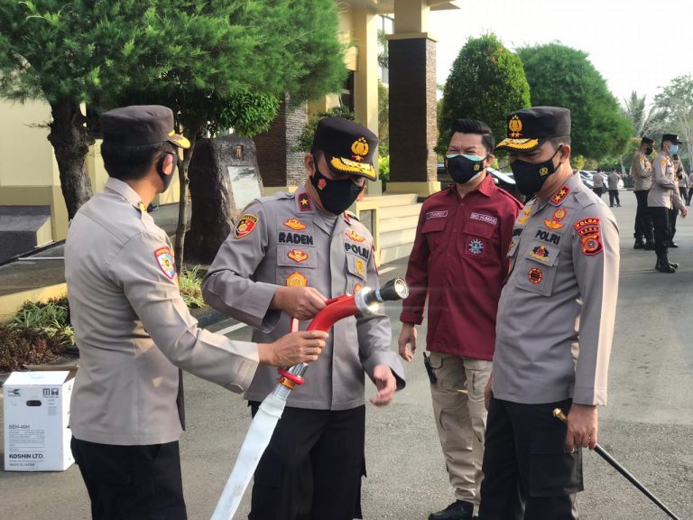 percepat pemadaman titik api kapolda dan wakapolda aceh uji coba mesin pompa air 30714