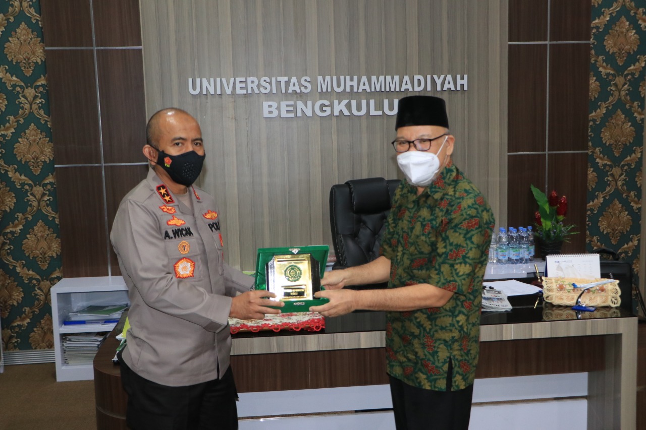 percepat target vaksinasi kapolda bengkulu jalin kerjasama dengan rektor umb 23041